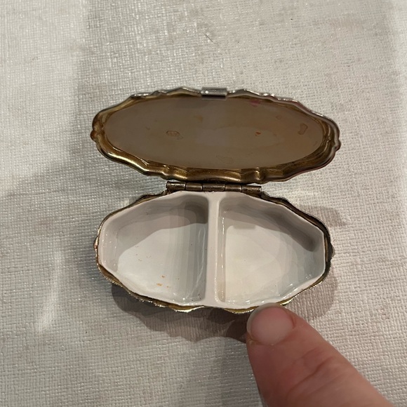 Vintage mid century modern etched starburst Spirograph style pill box. - Picture 4 of 10